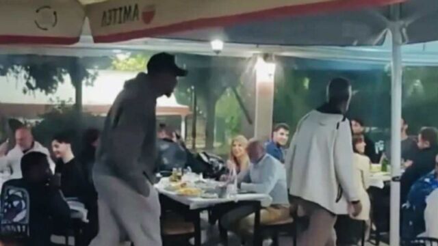 Γιάννης Αντετοκούνμπο: Ο σούπερ σταρ του NBA και της Εθνικής για σουβλάκια στον Βύρωνα (Βίντεο)