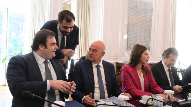 Τα συγχαρητήρια στον Δένδια για την άμυνα και την εξωτερική πολιτική και το ευγενικό, αλλά σαφές μήνυμα Μητσοτάκη στο υπουργικό