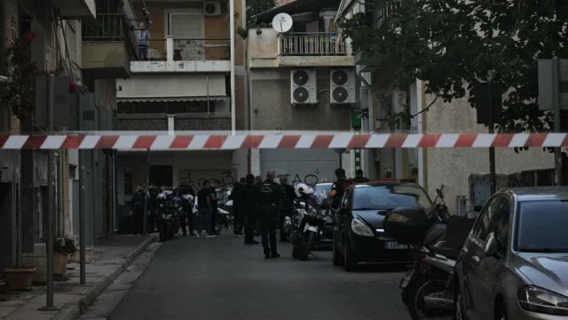 Φρίκη στον Άγιο Παντελεήμονα: Ένας νεκρός και ένας τραυματίας σε διαμέρισμα - Τους έδεσαν τα χέρια με σχοινιά και τους ξυλοκόπησαν με πρωτοφανή βιαιότητα (Εικόνες)