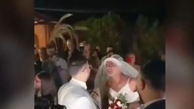 Ηράκλειο: Σοκ για γαμπρό στις Μαλάδες - Είδε τον πεθερό του ντυμένο... νύφη (Βίντεο)
