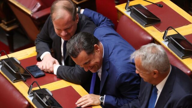 Βουλή: Πρωταγωνιστής σε γαλάζια πηγαδάκια ο Άδωνις Γεωργιάδης - Η συνομιλία με Καραμανλή και τα γέλια με Βορίδη