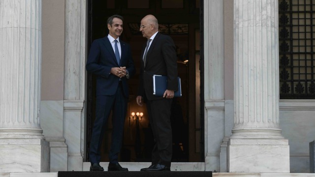 Η γαλάζια κόντρα για την τροπολογία του Αγνώστου Στρατιώτη φέρνει κοντά τον ανασχηματισμό: Ατάκες και αιχμές μεταξύ Μαξίμου και Πενταγώνου