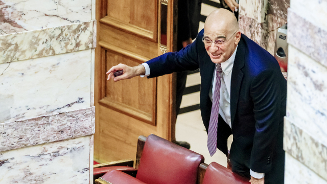 Βουλή: Από τα ορεινά της Ολομέλειας παρακολούθησε ο Δένδιας την ψηφοφορία για την τροπολογία του Αγνώστου Στρατιώτη (Εικόνες)