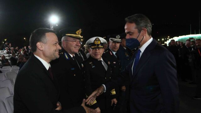 Ανακωχή Δούκα με Δένδια στο Πεντάγωνο: Από το… καλή τους τύχη στα χαμόγελα και στους χαιρετισμούς με τον Κυριάκο Μητσοτάκη (Εικόνες)