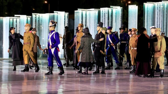 Το εντυπωσιακό δρώμενο στα αποκαλυπτήρια του νέου Πενταγώνου - Μια συγκινητική αναπαράσταση εθνικής ενότητας με τη συμμετοχή γνωστών ηθοποιών (Εικόνες)