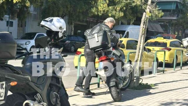 Ο νομοταγής της Αριστεράς Πολάκης, χωρίς κράνος στο πεζοδρόμιο... (Εικόνες)