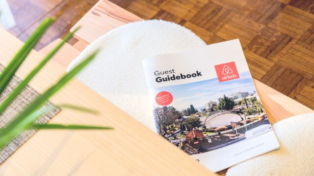 Η νέα γεωγραφία των Airbnb στην Ελλάδα: Σε ποιες περιοχές ανεβαίνουν πληρότητες και τιμές - Μετατόπιση του ενδιαφέροντος προς τα πολυτελή καταλύματα