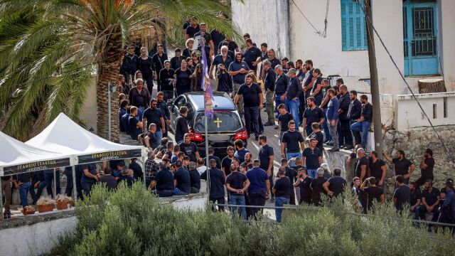 Βορίζια Ηρακλείου: Σ΄αγαπάω, μ' ακούς; - Ο σπαραγμός της συζύγου του 39χρονου στην κηδεία (Εικόνες & Βίντεο)