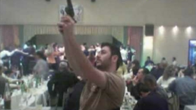 Συναγερμός στο ΠΑΣΟΚ για εικόνα του Ανδρουλάκη με όπλο από την εποχή που ήταν φοιτητής: Ήταν από αποκριάτικο πάρτι, ήταν ψεύτικο, λένε στο parapolitika.gr από τη Χαριλάου Τρικούπη