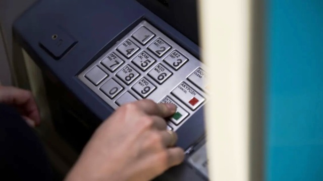 Επίδομα 500 ευρώ: Ποιοι συνταξιούχοι το χάνουν την τελευταία στιγμή και πότε μπαίνει στα ΑΤΜ (Βίντεο)