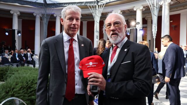 Το viral καπέλο Make Greece Great Again που έκλεψε τις εντυπώσεις στο Ζάππειο (Εικόνες)