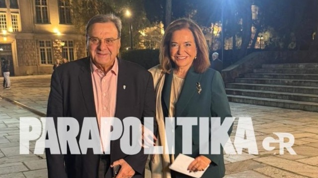 Σία Κοσιώνη: Στο πλευρό της η Ντόρα Μπακογιάννη για την θεατρική της πρεμιέρα στο Κολλέγιο Αθηνών (Εικόνες)