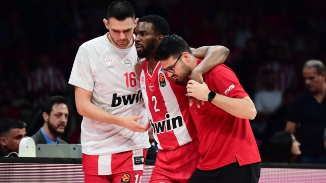 Ολυμπιακός - Ζαλγκίρις: No way, no way - Η ανατριχιαστική φωνή του Έβανς τη στιγμή του τραυματισμού του στο ΣΕΦ (Βίντεο)