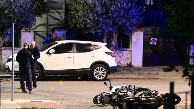 Άγιος Δημήτριος: Πυροβολισμοί και παράσυρση αστυνομικών της Ομάδας ΔΙΑΣ  - Τρεις τραυματίες (Εικόνες & Βίντεο)