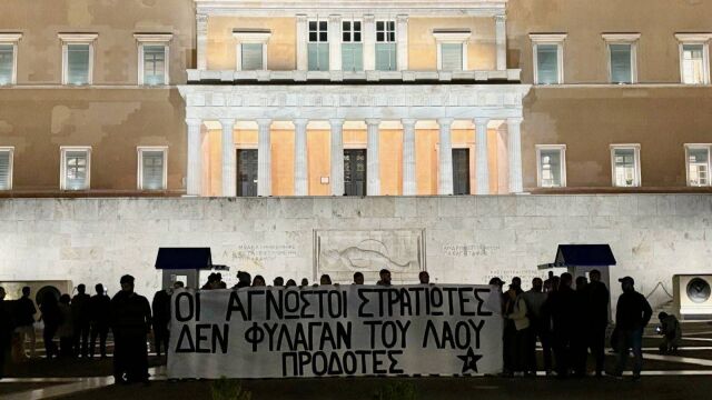 Έφοδος του Ρουβίκωνα στον Άγνωστο Στρατιώτη - Με χημικά απάντησαν τα ΜΑΤ, 20 προσαγωγές