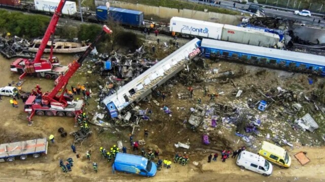 Τραγωδία στα Τέμπη: Ο σταθμάρχης δεν ήξερε να δουλεύει το εργαλείο που είχε μπροστά του για να κατευθύνει τα τρένα - Το μπέρδεμα με την αυτόματη χάραξη (Βίντεο)