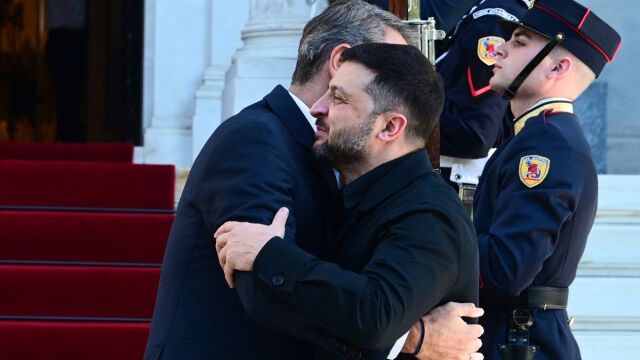 To ευχαριστώ του Ζελένσκι στον φίλο Μητσοτάκη και τον Τραμπ - Η θερμή χειραψία και ο εναγκαλισμός στο Μέγαρο Μαξίμου