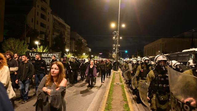 Πολυτεχνείο: Πάνω από 15.000 διαδηλωτές στη φετινή πορεία - Άνοιξαν δρόμοι και τέσσερις σταθμοί του Μετρό