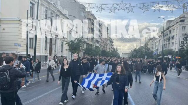 Πολυτεχνείο: Στην κορυφή της πορείας, κρατώντας την αιματοβαμμένη ελληνική σημαία η κόρη της Φώφης Γεννηματά - Η συγκινητική ανάρτηση του πατέρα της