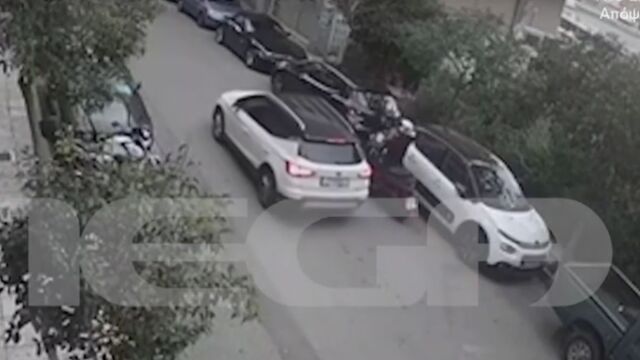 Νέος Κόσμος: Η στιγμή που ο 58χρονος φέρεται να ψεκάζει με σπρέι τον 29χρονο πριν από τον θανάσιμο ξυλοδαρμό του (Βίντεο)