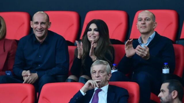 Ξανά στο ΣΕΦ η Κίμπερλι Γκίλφοϊλ: Παρακολούθησε το ματς του Ολυμπιακού με την Παρί μαζί τους αδερφούς Αγγελόπουλους (Εικόνες)