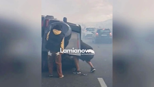 Σκηνές αγωνίας στον E65: Οδηγοί απεγκλώβισαν τους επιβάτες του αναποδογυρισμένου οχήματος που κινδύνευε να καεί (Εικόνες & Βίντεο)