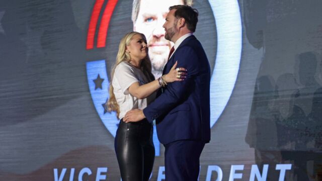 Όταν η χήρα του Τσάρλι Κερκ αγκάλιασε τον Τζέι Ντι Βανς: Καλύτερα να του είχες πιάσει τον κ... (Βίντεο)