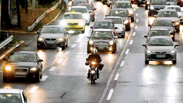 Live η κίνηση στους δρόμους: Τροχαίο στην Πειραιώς, καθυστερήσεις σε Κηφισό & Αττική Οδό - Ποιοι δρόμοι είναι στο κόκκινο λόγω της κακοκαιρίας Adel