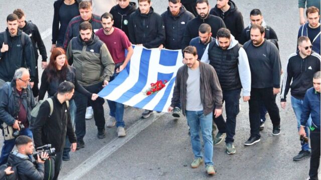 Πώς έφτασε στα χέρια του... Κασσελάκη η σηµαία του Πολυτεχνείου: Από τη νύχτα του Νοεµβρίου του ’73 και τον Τζώρτζη Αθανασιάδη στον Τζουµάκα της ΕΦΕΕ, την ΠΑΣΠ και τον Μιχάλη Νικηφόρο