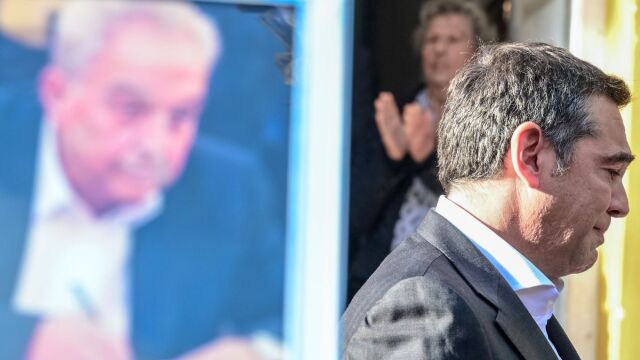 Δύο τραπέζια στη μνήμη του Αλέκου Φλαμπουράρη: Συγκινητικές στιγμές με παρουσία Τσίπρα στη Νησιώτισσα και την Παλαιά Αγορά