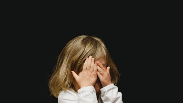 Αδιανόητη φρίκη: 20χρονος ασελγούσε στα ανίψια του 2 και 4 ετών - O 40χρονος σύντροφός του τραβούσε βίντεο