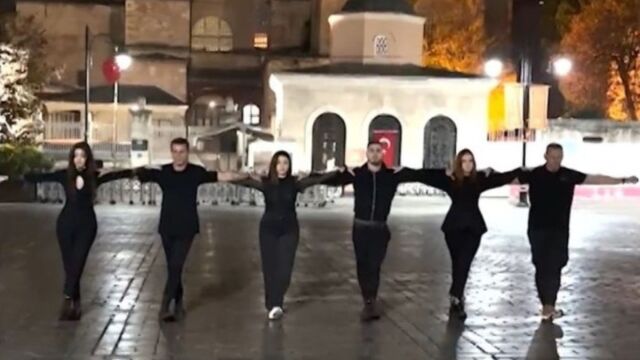 Κωνσταντινούπολη: Έλληνες χόρεψαν χασάπικο μπροστά στην Αγία Σοφία - Αντιδράσεις στην Τουρκία (Βίντεο)