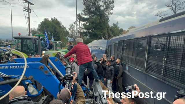 Θεσσαλονίκη: Τα ΜΑΤ σταμάτησαν τους αγρότες πριν στήσουν μπλόκο στο αεροδρόμιο ''Μακεδονία'' (Βίντεο)