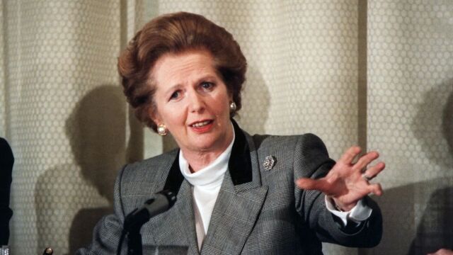 Ποιος Έλληνας ευρωβουλευτής δείχνει με υπερηφάνεια τη φωτογραφία που έχει με τη Θάτσερ στους επισκέπτες του