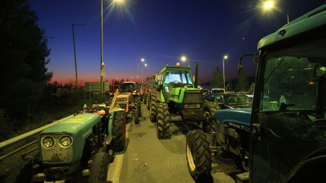 Αγροτικά μπλόκα: Σε ετοιμότητα ισχυρές αστυνομικές δυνάμεις σε Αφίδνες, Καρδίτσα και Λάρισα