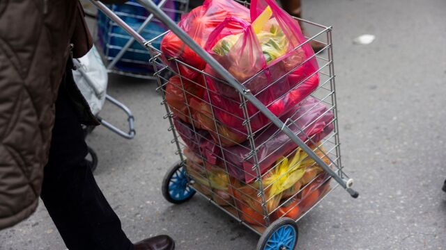 Λαϊκές αγορές: Απεργία επ' αόριστον από τους πωλητές σε όλη την Ελλάδα - Τι διεκδικούν (Βίντεο)