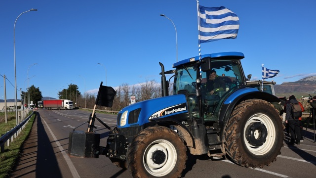 Αγρότες: Ναι στην πρόσκληση για συνάντηση την Τρίτη στο Μαξίμου, ανοίγουν αύριο οι δρόμοι με τα τρακτέρ στην άκρη (Εικόνες & Βίντεο)