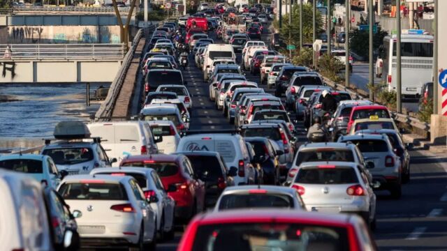 Τέλος εποχής για τα γερασμένα αυτοκίνητα: Πότε ξεκινά η απόσυρση και ποια οχήματα επηρεάζονται