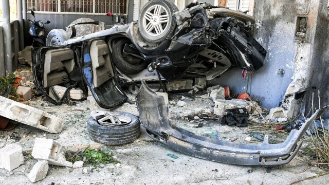 Τραγωδία στην Κορινθία με δύο νεκρούς: Καρέ καρέ η στιγμή του μοιραίου δυστυχήματος με το αυτοκίνητο που καρφώθηκε σε σπίτι - Ανήλικοι οι δύο επιβαίνοντες (Εικόνες & Βίντεο)