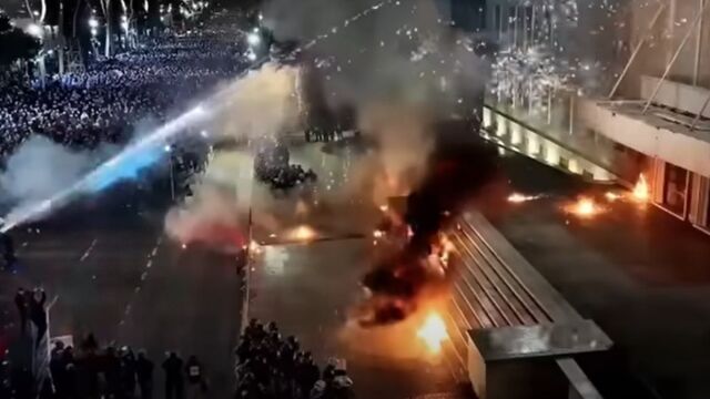 Χάος στα Αλβανία: Σοβαρά επεισόδια με μολότοφ και τραυματίες στα Τίρανα σε αντικυβερνητική διαδήλωση - Στο στόχαστρo γραφείο του Έντι Ράμα, πέντε αστυνομικοί με εγκαύματα (Βίντεο)