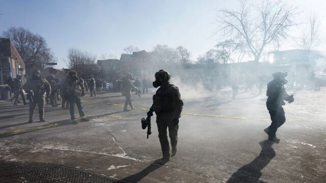 Πεδίο μάχης η Μινεάπολη: Διαδηλώσεις και συγκρούσεις με την ICE, ένας νεκρός - Δήμαρχος και Κυβερνήτης υποκινούν εξέγερση, λέει ο Τραμπ (Εικόνες & Βίντεο)