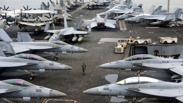 Σκληρή προειδοποίηση του Ιράν μετά τις δηλώσεις Τραμπ για αρμάδα: Οποιαδήποτε επίθεση σημαίνει πόλεμο - Ανησυχίες μετά τις ακυρώσεις πτήσεων (Βίντεο)