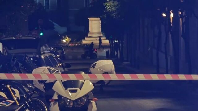 Συναγερμός στο κέντρο της Αθήνας: Πυροτεχνουργοί ελέγχουν ύποπτη μηχανή έξω από την Τράπεζα της Ελλάδος - Κλειστή η Ομήρου (Βίντεο)