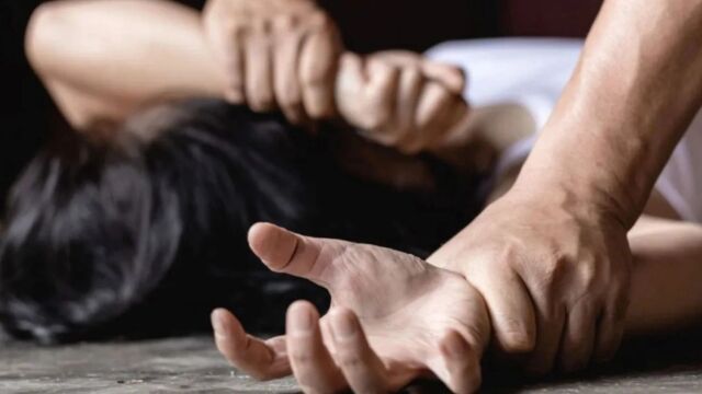 Πάτρα: Έπιασε τη μητέρα μου από τον λαιμό, την πέταξε στο κρεβάτι και τη βίασε - Σοκαριστική καταγγελία