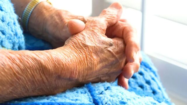 Απρόσμενο περιστατικό στην Κοζάνη: Γιαγιάδες ήρθαν στα χέρια στην πλατεία και μεταφέρθηκαν στο νοσοκομείο