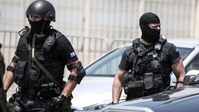 Σε εξέλιξη επιχείρηση του ελληνικού FBI για την εξάρθρωση εγκληματικής οργάνωσης: 25 συλλήψεις, κατασχέθηκαν όπλα