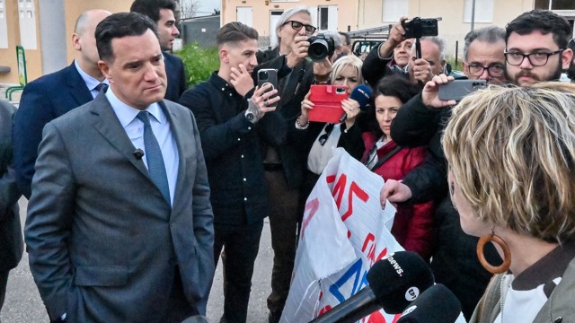 Άργος: Στελέχη του ΚΚΕ διαδήλωναν στο νοσοκομείο της πόλης για τη... φρεγάτα Κίμων - Ο διάλογος που είχαν με τον Άδωνι Γεωργιάδη