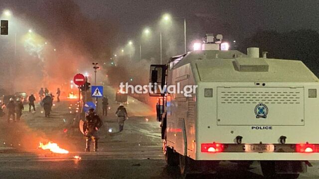 Νύχτα επεισοδίων στη Θεσσαλονίκη με μολότοφ: Τραυματίστηκε αστυνομικός - Στις 309 οι προσαγωγές (Βίντεο)
