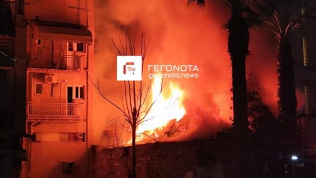 Σε σπίτι ηλικιωμένης η φωτιά στον Βόλο, πίσω από την εκκλησία του Αγίου Κωνσταντίνου - Σώθηκε από θαύμα (Εικόνες & Βίντεο)