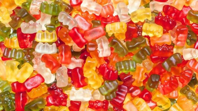 Συναγερμός στον ΕΦΕΤ: Μια κοπέλα δοκίμασε ζελεδάκια και κατέληξε στο νοσοκομείο με κρίση πανικού, είπε ο Αντιπρόεδρος του Οργανισμού